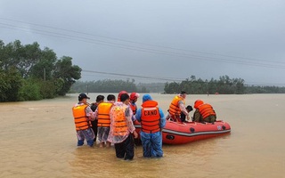 Công an dùng thuyền vượt hơn 1km trong lũ dữ, chở sản phụ đi đẻ khẩn cấp