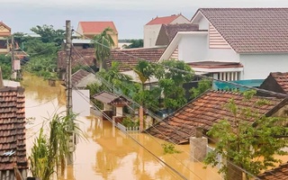 Quảng Bình: Lũ lụt kinh hoàng, ngập tới nóc nhiều căn nhà