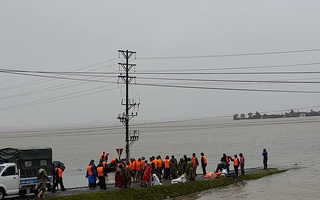 Chơi trước sân nhà, bé gái 3 tuổi nghi bị nước lũ cuốn mất tích