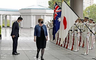 Nhật Bản, Úc cảnh báo về biển Đông