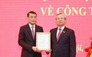 Ông Trần Quốc Vượng trao quyết định của Bộ Chính trị cho Thống đốc Lê Minh Hưng