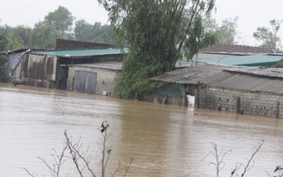 Sang nhà hàng xóm tránh lũ, một học sinh lớp 3 ngã tử vong