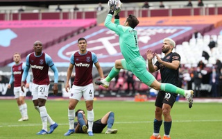 Man City thoát hiểm trước West Ham, tiếp tục văng Top 10