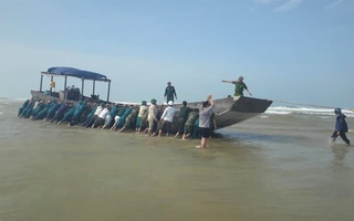 Có gì trên chiếc tàu gỗ không người dạt vào bờ biển Quảng Trị?