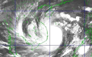 Bão số 9 giật cấp 17 áp sát Đà Nẵng-Phú Yên, đảo Lý Sơn gió giật 26 m/giây