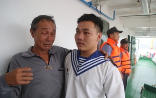 Rơi nước mắt cảnh cha con ngư dân Bình Định trùng phùng sau bão số 9