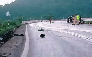 Xe máy đấu đầu trên quốc lộ, 2 người tử vong, 1 người bị thương