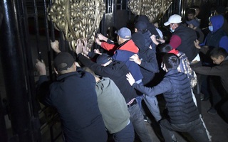 Người biểu tình lao vào tù phóng thích cựu tổng thống Kyrgyzstan