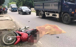 Đi xe máy từ đường nhánh ra va chạm với xe tải, người phụ nữ tử vong