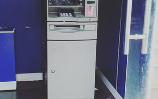Kẻ lạ dùng đá ném vỡ máy ATM ở Vũng Tàu