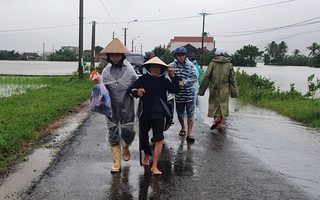 Phú Yên: Vội vã chạy lũ sau bão số 12