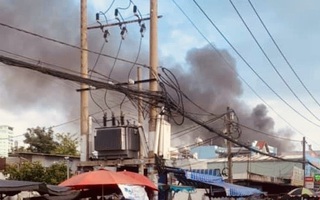 TP HCM: Hỏa hoạn sát chợ ở Tân Phú, nhiều người lo lắng