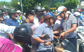 Người dân vây bắt gã đàn ông nghi làm chuyện thất đức nhưng luôn có “bùa hộ mệnh” bên mình