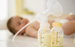 Hút sữa mẹ thay vì cho bé bú trực tiếp có sao không?