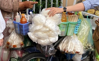 Đà Nẵng: 6 người nhập viện nghi do ngộ độc sau khi ăn bánh tráng trộn