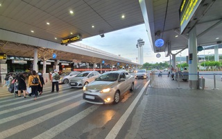 Vẫn có tài xế gỡ logo “xe hợp đồng” để vào sân bay Tân Sơn Nhất đón khách
