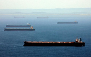 Trung Quốc “giam lỏng” hơn 50 tàu chở than để trả đũa Úc