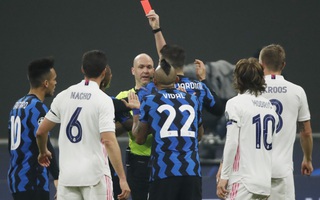 Thẻ đỏ tai hại, Inter Milan trắng tay trước Real Madrid trên sân nhà