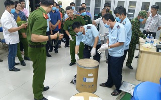 Người đàn ông vác thùng hàng qua biên giới chứa chất “giết người”