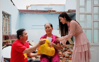 "Ngọc nữ bolero" Tố My cùng Báo Người Lao Động đến với người dân  vùng bão huyện Nông Sơn