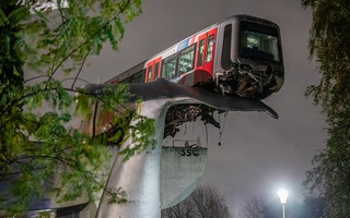 Tàu metro lao qua rào chắn, nằm vắt vẻo trên "đuôi cá voi"