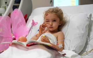Bé gái 3 tuổi Thổ Nhĩ Kỳ sống sót sau 3 ngày động đất kinh hoàng
