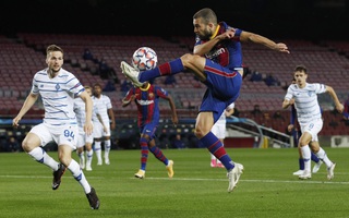 Messi và Pique lập công, Barcelona thắng khó ở Nou Camp