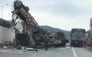 Tai nạn khó tin: Tránh ổ gà, xe container lao từ cầu vượt xuống đường