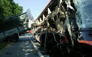 Xe khách tông xe tải trên cao tốc Pháp Vân - Cầu Giẽ, 4 người bị thương