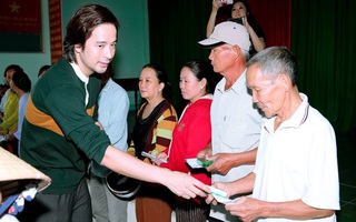 Diễn viên Đoàn Minh Tài  trao tiền, quà cứu trợ người dân miền Trung