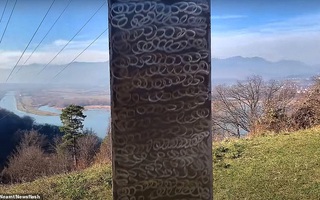 Cột kim loại bí ẩn "bốc hơi" khỏi sa mạc Mỹ, xuất hiện gần pháo đài Romania