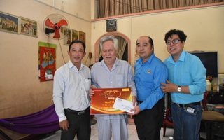 "Mai Vàng nhân ái" thăm hai nhạc sĩ Duy Khanh và Văn Dần