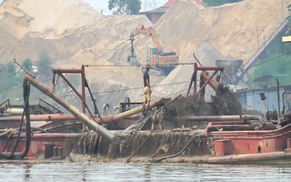 Bắt 11 tàu hút cát trái phép cùng 32 kẻ bảo kê cho "cát tặc" trên sông Hồng