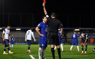Lão tướng Chelsea "phá" giải U23 Ngoại hạng, nhận thẻ đỏ đích đáng