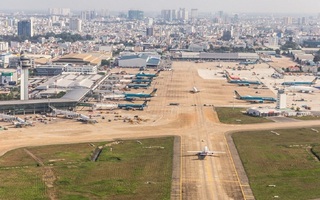 Bay kiểm tra đường băng vừa nâng cấp của sân bay Tân Sơn Nhất