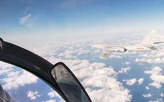 Chiến đấu cơ Nhật - Hàn xuất kích "kè sát" máy bay ném bom Nga - Trung