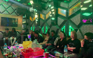 Quảng Bình: Tạm giữ 11 người làm điều "mờ ám" trong phòng karaoke