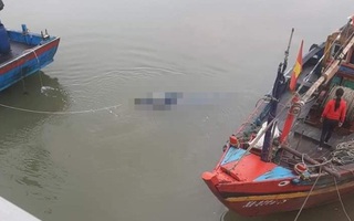 Phát hiện thi thể người đàn ông đang phân hủy trôi dạt trên biển