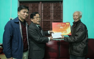 "Mai Vàng nhân ái" thăm, tặng quà nhà văn, nhà báo Tạ Kim Hùng