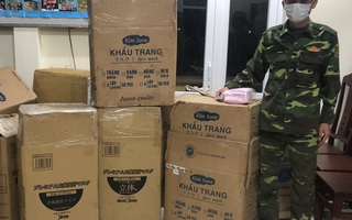 Bất ngờ bên trong các thùng carton "bỏ rơi" nơi biên giới