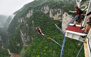 Nhảy bungee ở cầu kính Trương Gia Giới