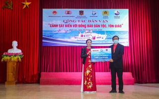 Báo Người Lao Động và Bộ Tư lệnh Cảnh sát biển trao tặng cờ Tổ quốc, quà cho người dân Nghệ An