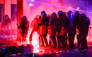 Người biểu tình tấn công cảnh sát Pháp
