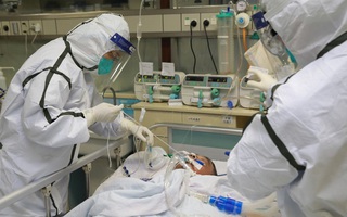 Bệnh viện “vỡ trận”, tính mạng y bác sĩ bị đe dọa hơn người nhiễm virus corona