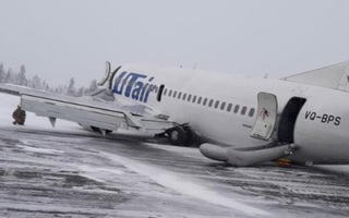 Càng bị lỗi, máy bay "nằm sấp bụng" trên cánh đồng tuyết ở Nga