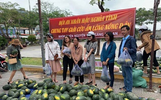 Một buổi sáng, người Hội An "giải cứu" hơn 7 tấn dưa hấu bí đường sang Trung Quốc