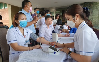 "Giải cứu" ngân hàng máu mùa Covid-19, hàng trăm y bác sĩ hiến máu tình nguyện