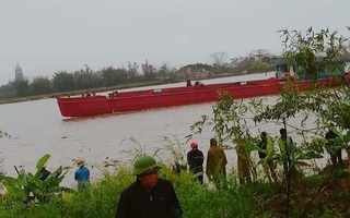 Bị tàu hút cát tông chìm, người đàn ông trên thuyền nhỏ mất tích