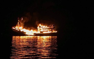Tàu câu mực Quảng Nam bốc cháy, 33 thuyền viên may mắn thoát nạn