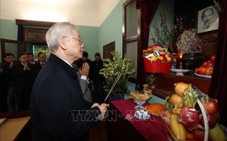 Tổng Bí thư, Chủ tịch nước Nguyễn Phú Trọng dâng hương tưởng niệm Chủ tịch Hồ Chí Minh tại Nhà 67